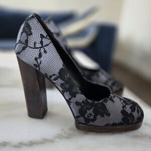 Gucci Black Grey Floral Lace and Satin Platform Round Toe Pumps Size 39